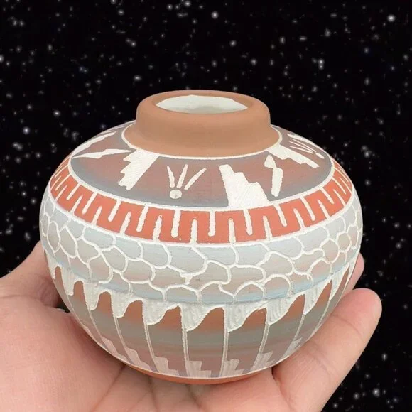 Hand Made Studio Art Pottery Vase Etched Ceramic Signed E Wlhitoyutt Inclain